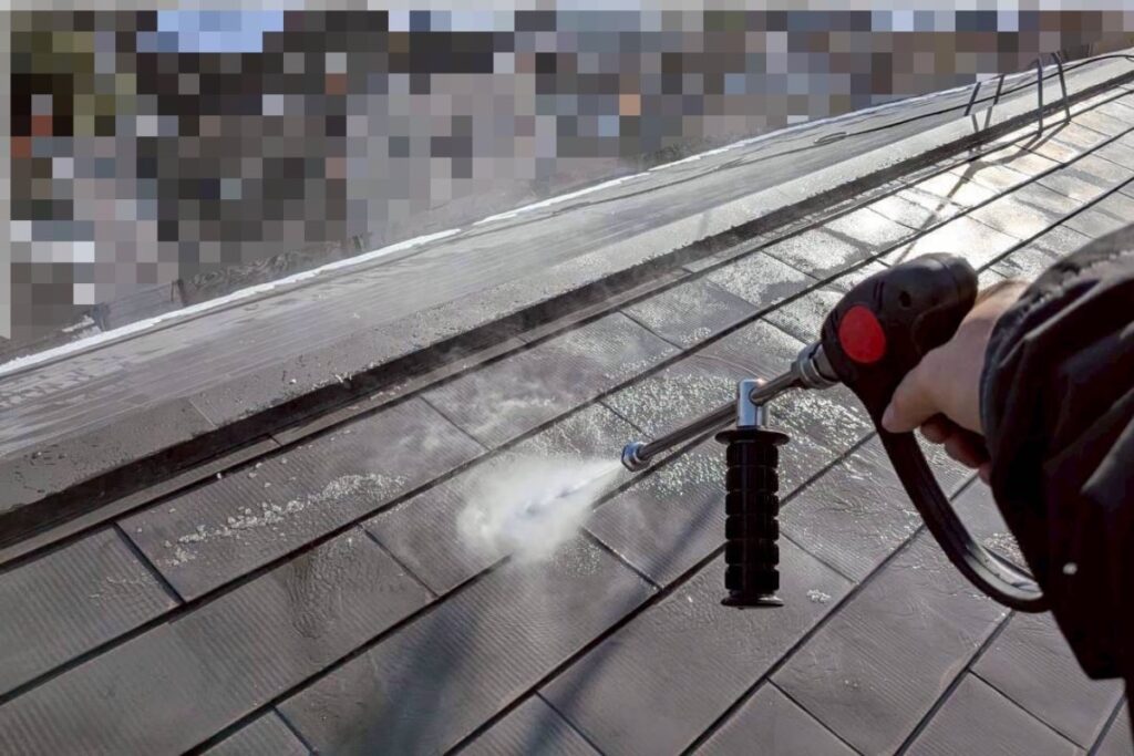 屋根塗装前に高圧洗浄で汚れや古い塗膜を除去している作業風景