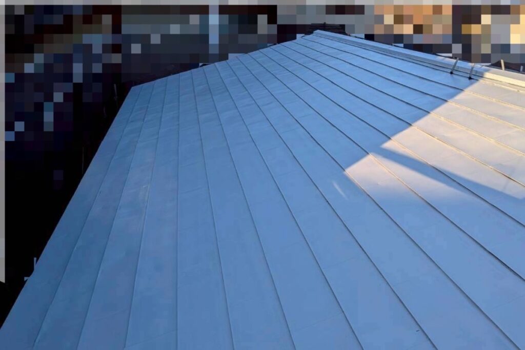 屋根全体にサビ止め下塗りが完了した白い状態の屋根