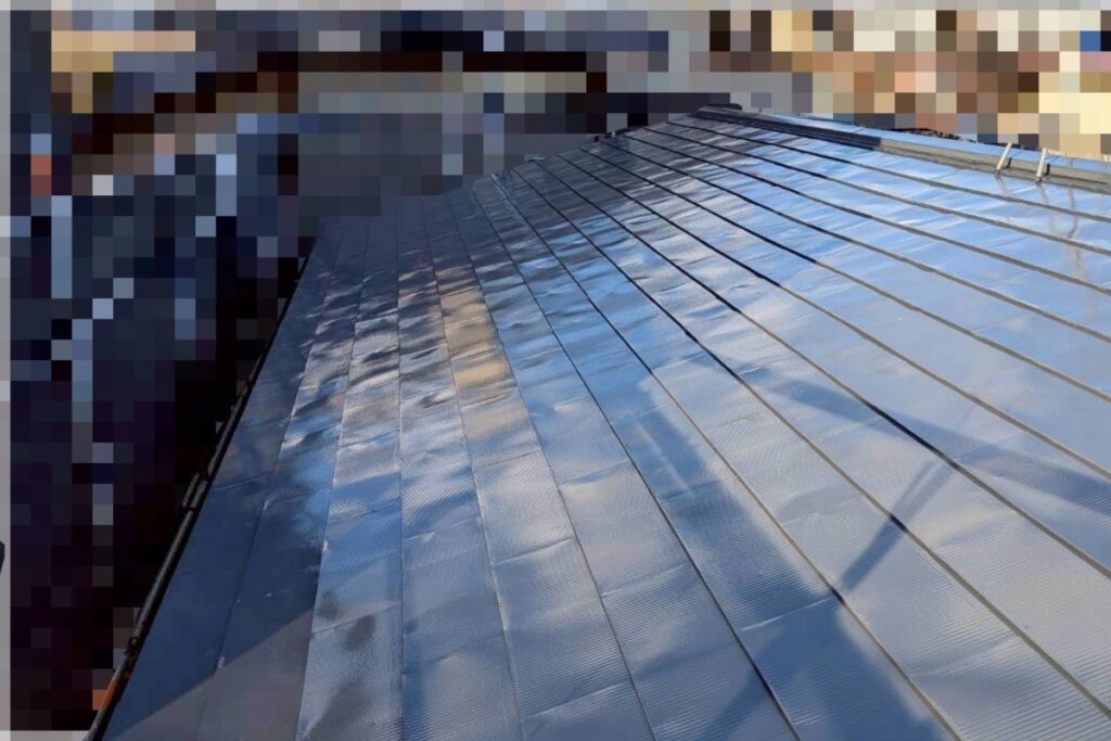 屋根塗装工事が完了しツヤが復活した屋根の全景写真