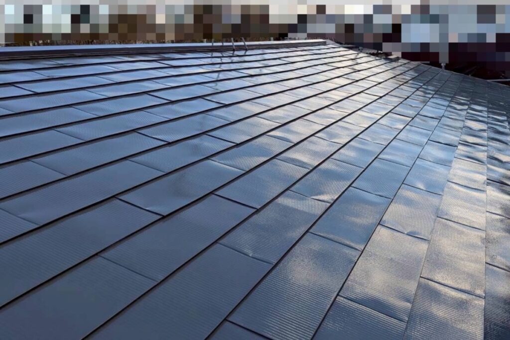 別角度から見た屋根塗装完了後のスレート屋根の様子