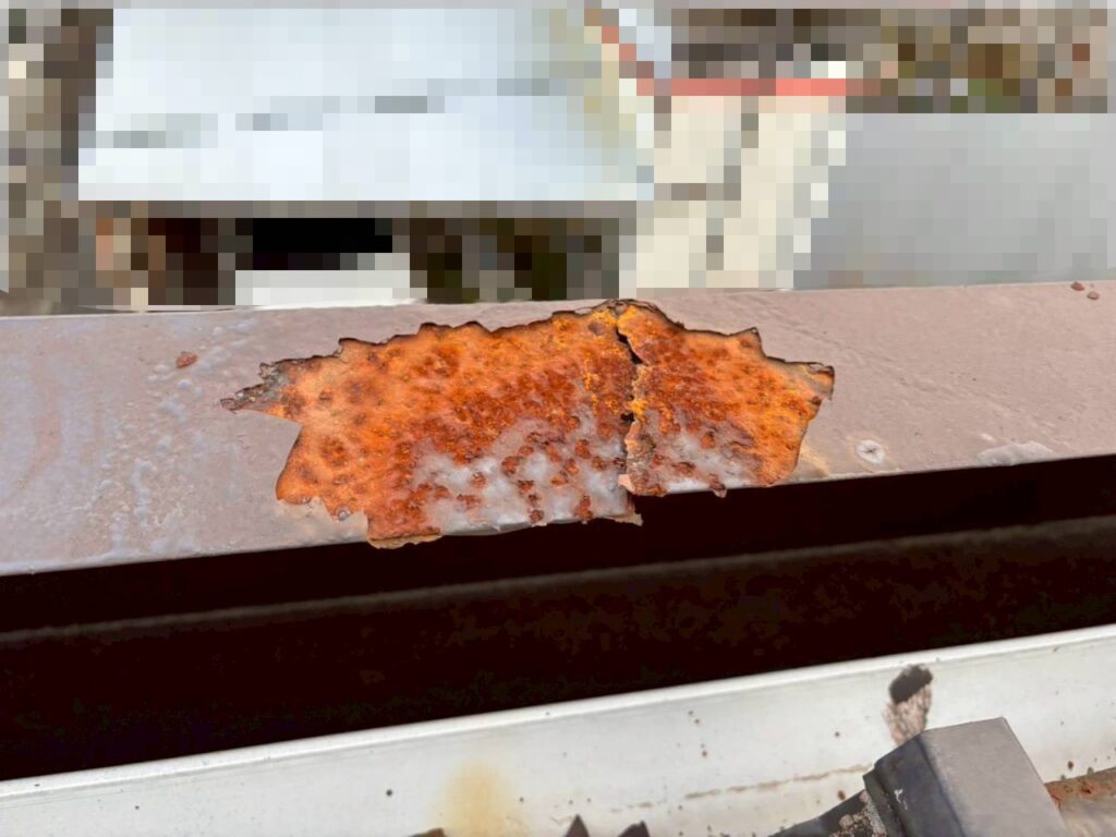 サビの進行により穴あきが発生した破風（パラペット）の施工前写真