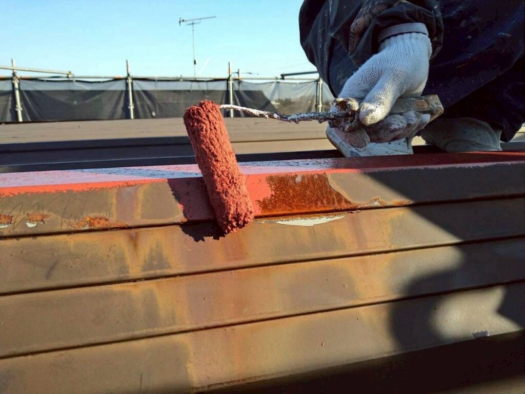 破風のサビ部分に錆止めを部分的に塗布している作業写真