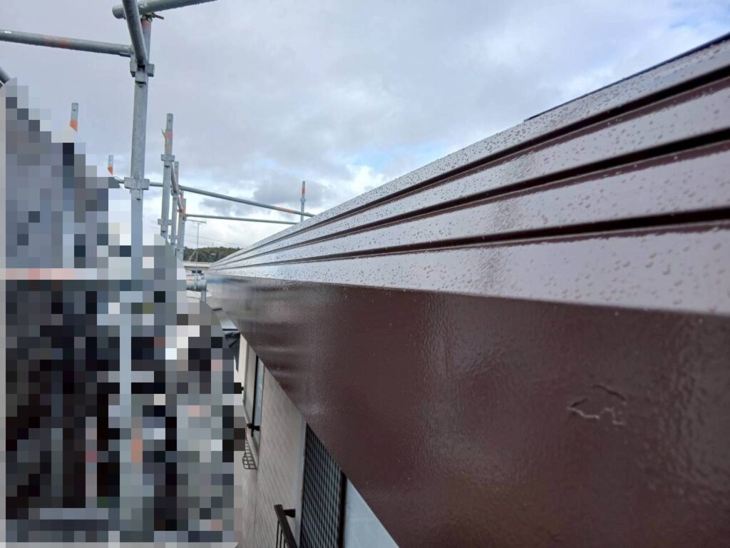 破風（パラペット）塗装と板金補修が完了した施工後の写真