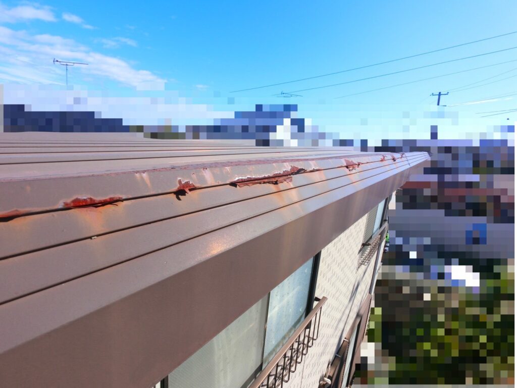 仙台市青葉区で破風（パラペット）にサビが広がっている施工前の写真