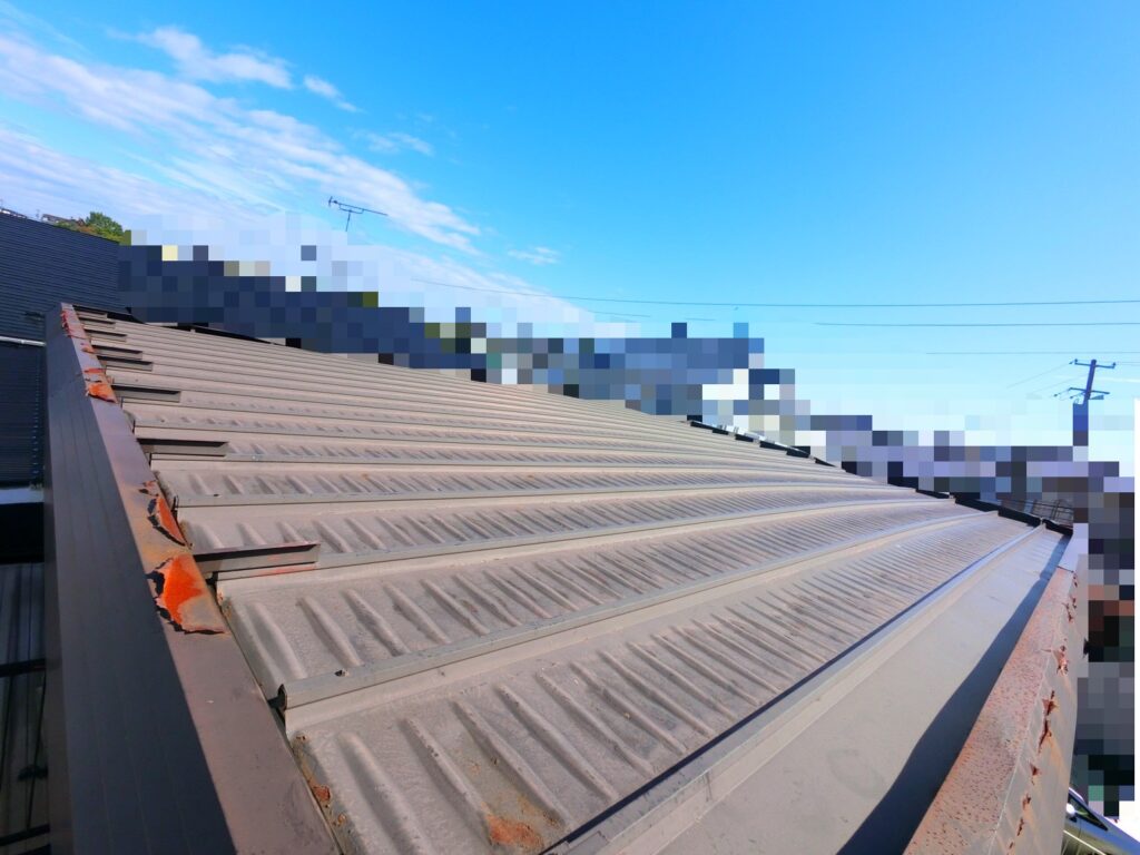 仙台市で屋根塗装前の大屋根全体の様子 経年劣化が見られる金属屋根
