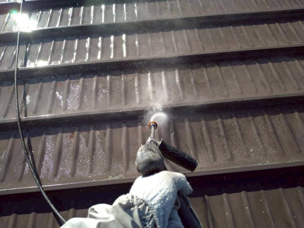 仙台市青葉区で金属屋根無機塗装前に高圧洗浄を行っている作業風景