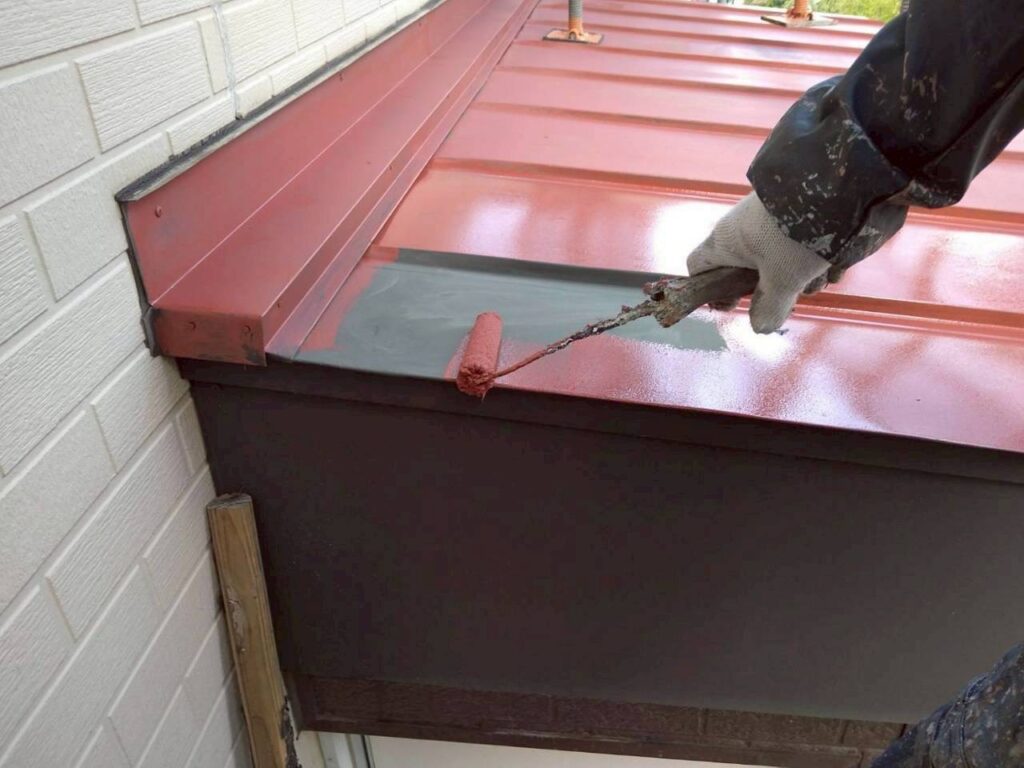仙台市青葉区で玄関屋根の金属部分に錆止め塗装を行っている施工中写真