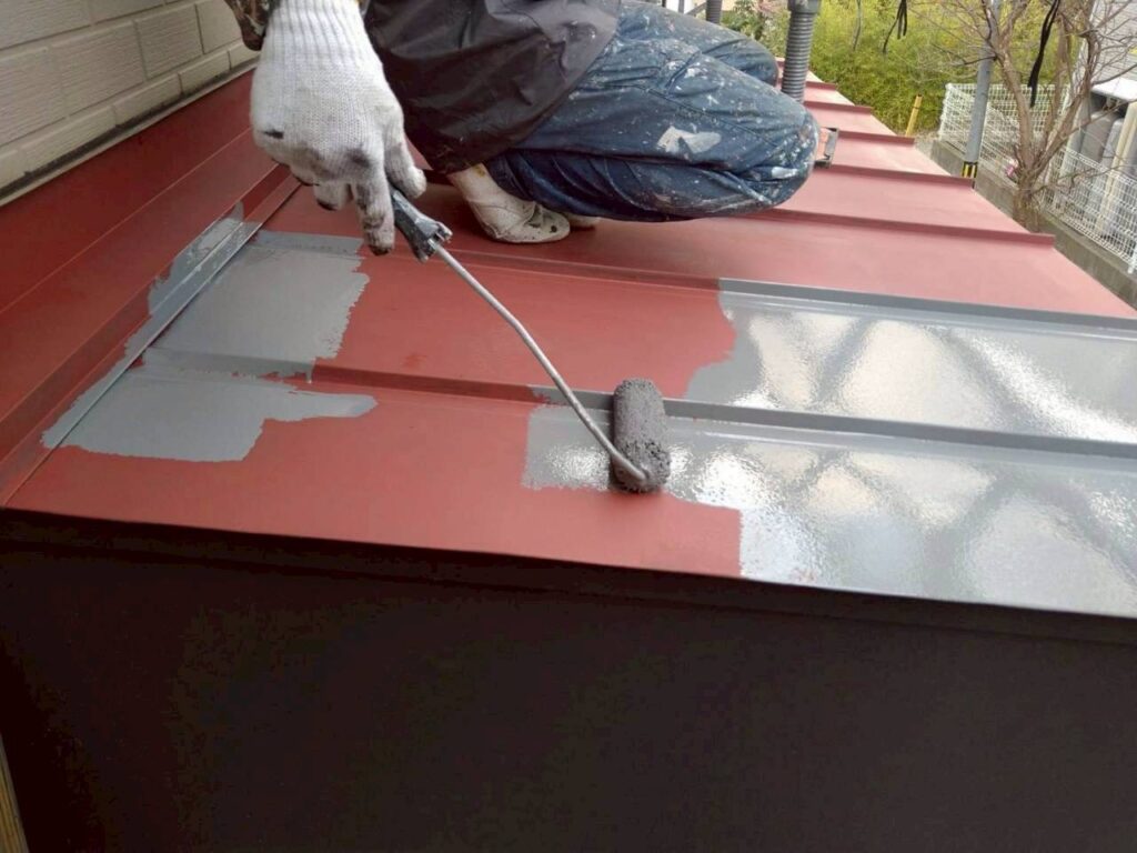 仙台市青葉区で玄関屋根に無機塗装の中塗りを行っている施工中写真