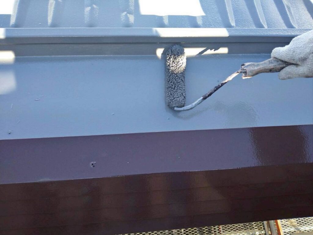 仙台市青葉区で金属屋根無機塗装の上塗りを大屋根に施工している様子