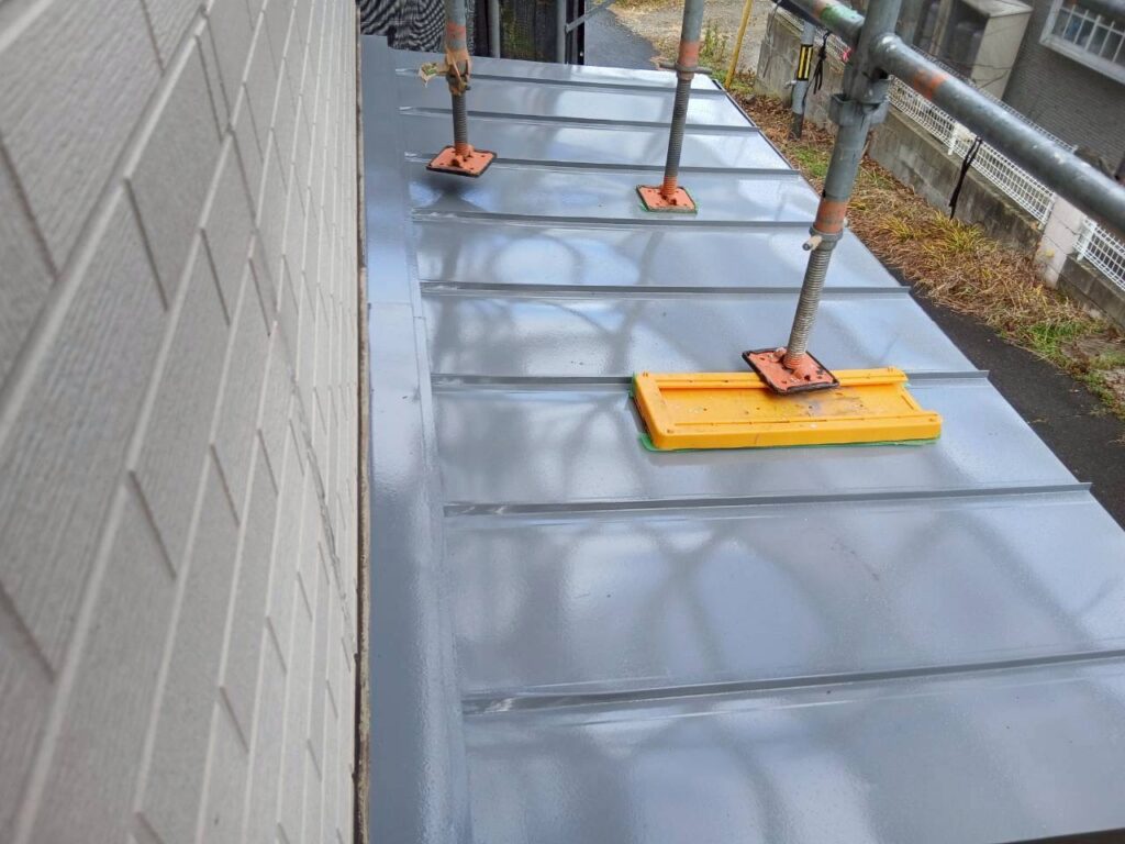 仙台市で玄関屋根の金属屋根を塗装工事で仕上げた施工完了後の様子