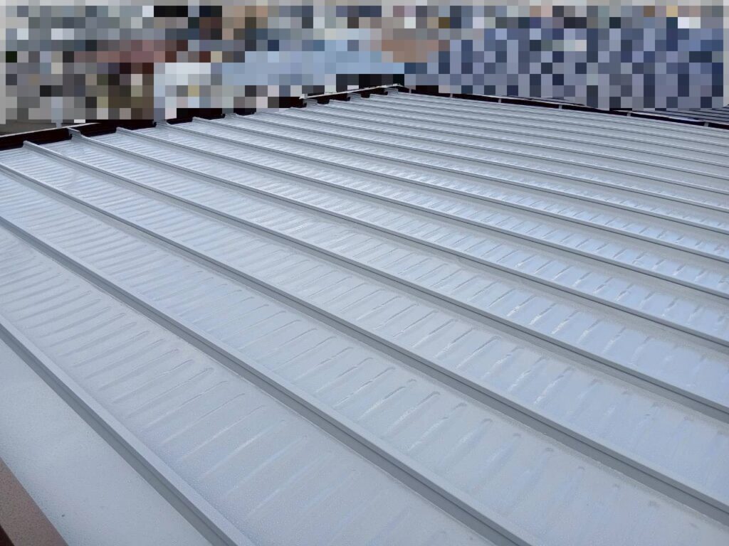 仙台市青葉区で金属屋根の無機塗装工事が完了した大屋根の施工後写真