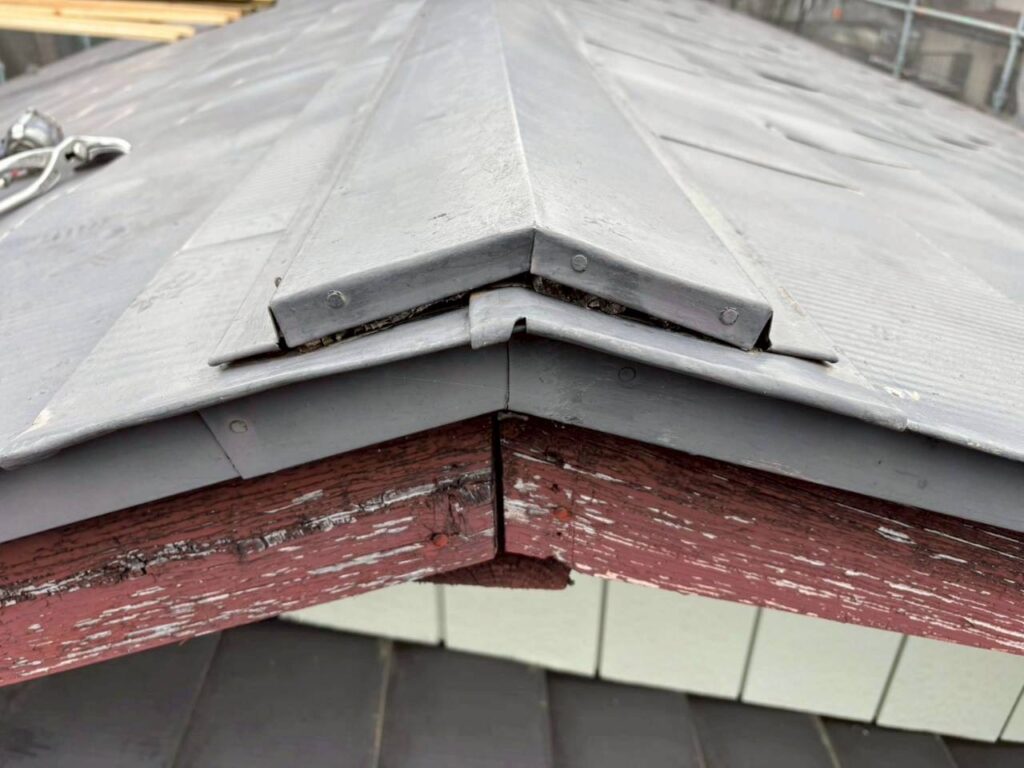 仙台市青葉区で施工前の木製破風板|旧塗膜が剥がれている状態