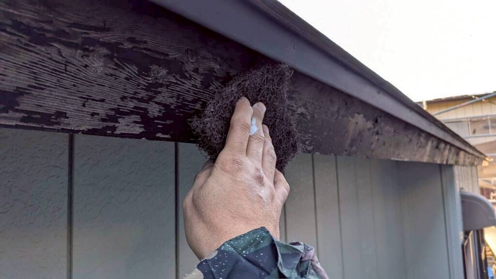 破風板塗装のケレン作業｜旧塗膜を除去している様子