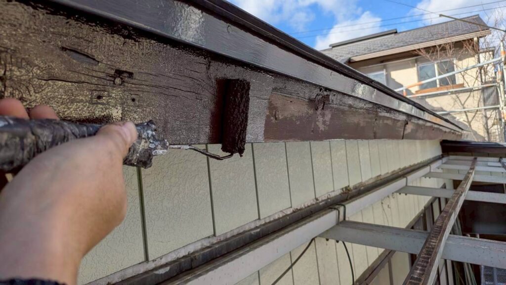 破風板塗装 中塗り作業｜1回目の塗装工程