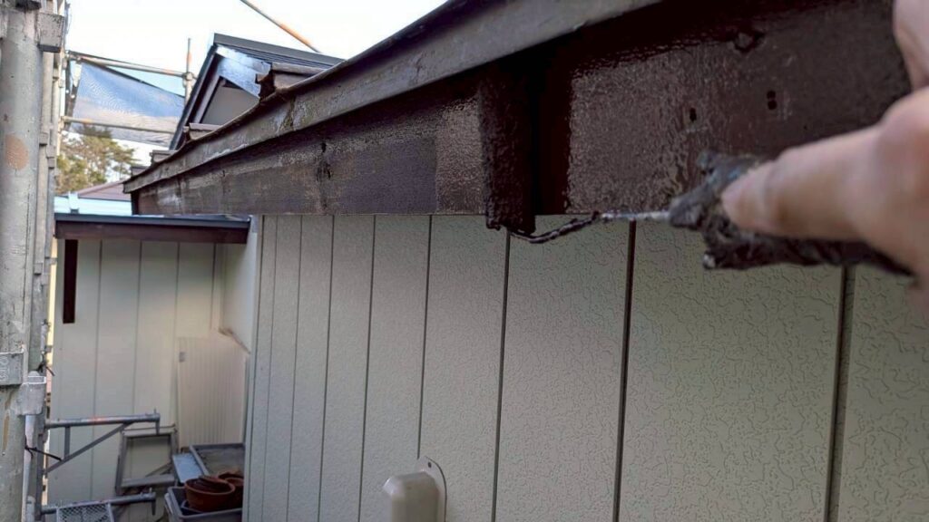 破風板塗装 中塗り2｜細部まで丁寧に塗装