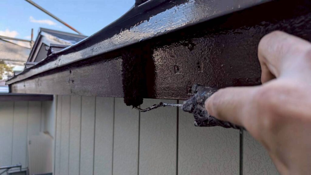 破風板塗装 上塗り作業｜2回目の塗装工程