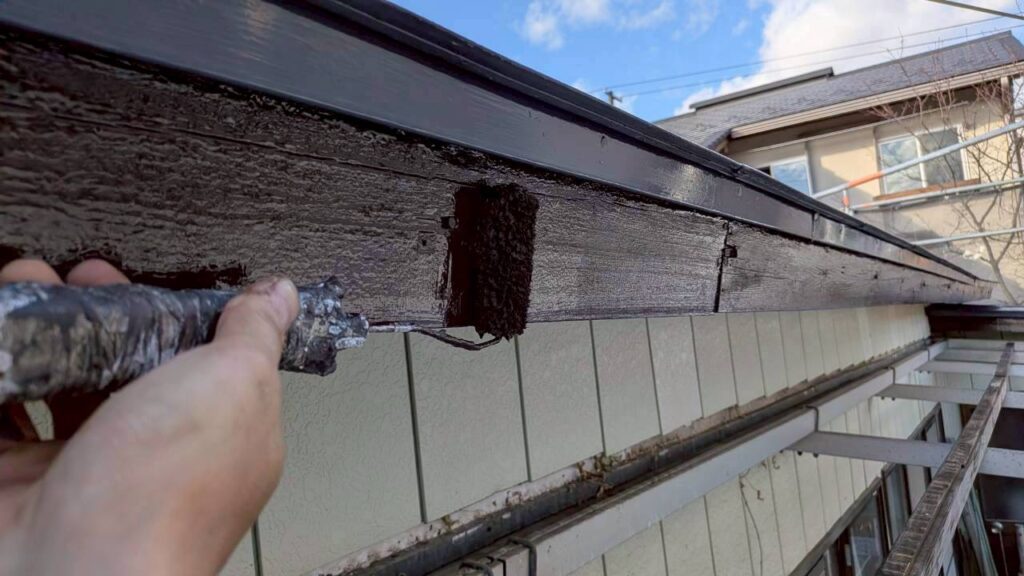 破風板塗装 上塗り完了直前｜艶のある仕上がり