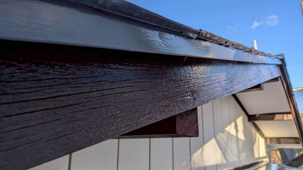 破風板塗装工事完了後の写真。木製破風板に塗膜のツヤが戻り、雨風から保護された状態。