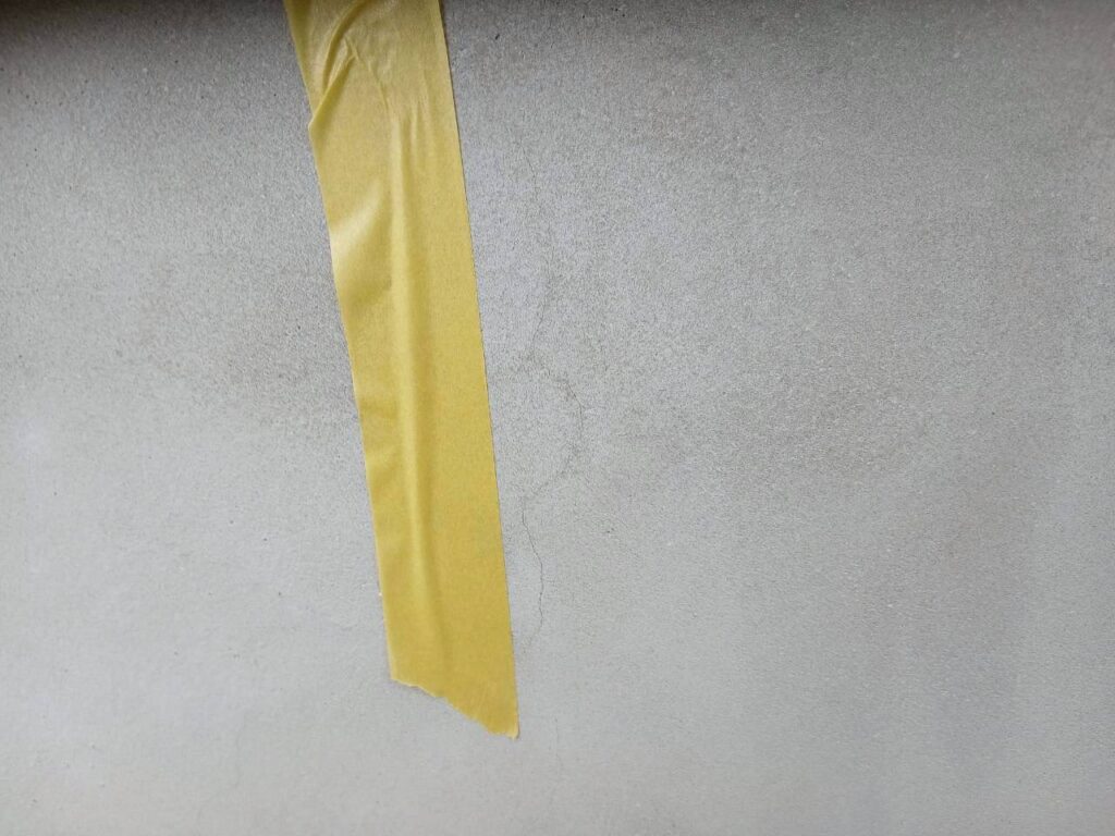 仙台市の住宅基礎に発生したヘアクラック（細いひび割れ）｜基礎コンクリート表面の軽微なひび割れ