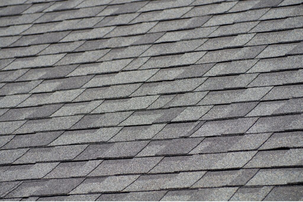 アスファルトシングル屋根の表面を近くから撮影した画像。重なり合う屋根材の質感と状態が分かる。