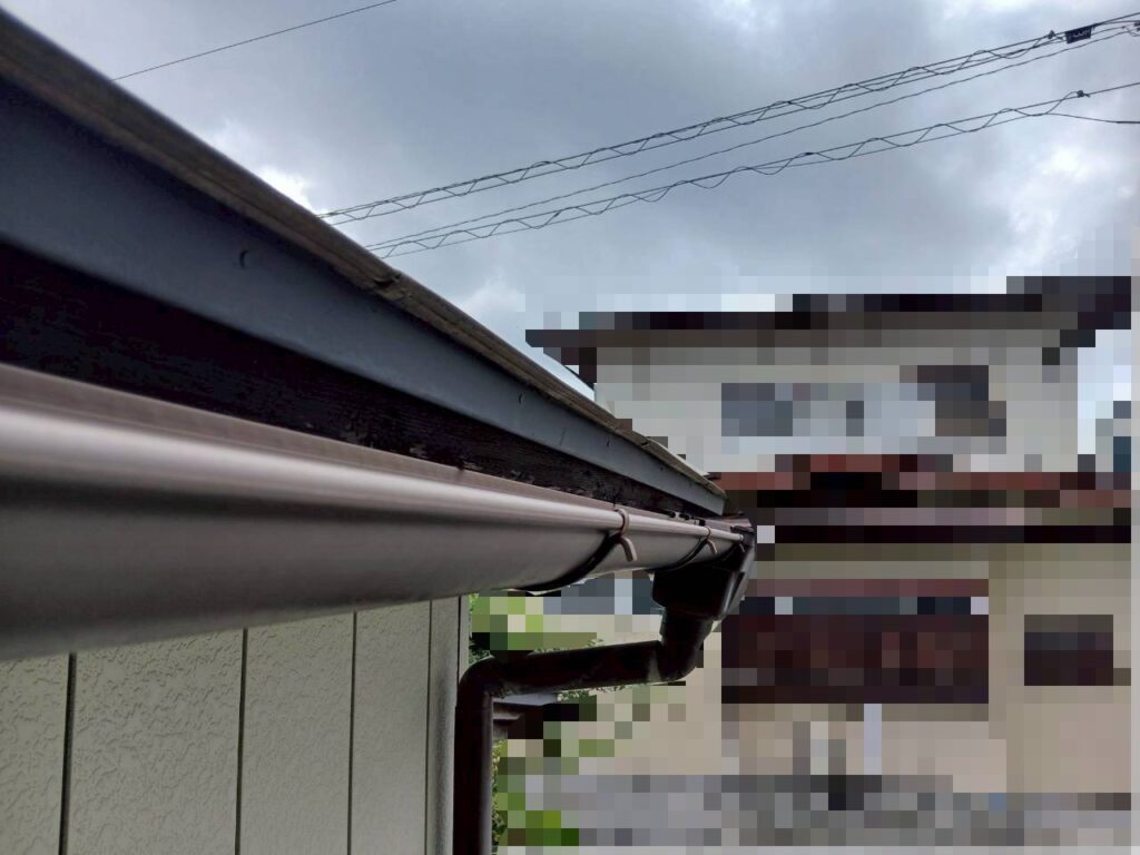 仙台市青葉区で交換前の既存の雨樋の状態