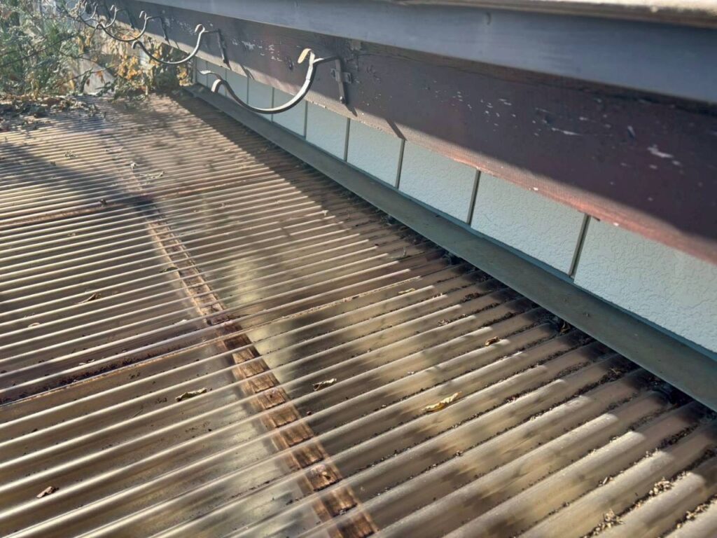 劣化した雨樋を解体・撤去している様子