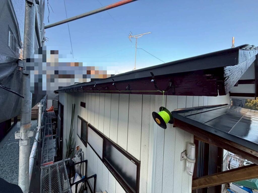 軒先に雨樋金具を取り付けた状態