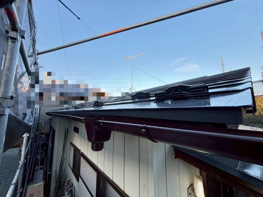 新しい雨樋を軒先に取り付けている様子