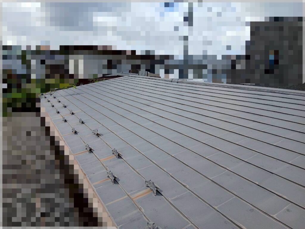 仙台市の住宅屋根で雪止め金具からサビ汁が発生している交換前の状態