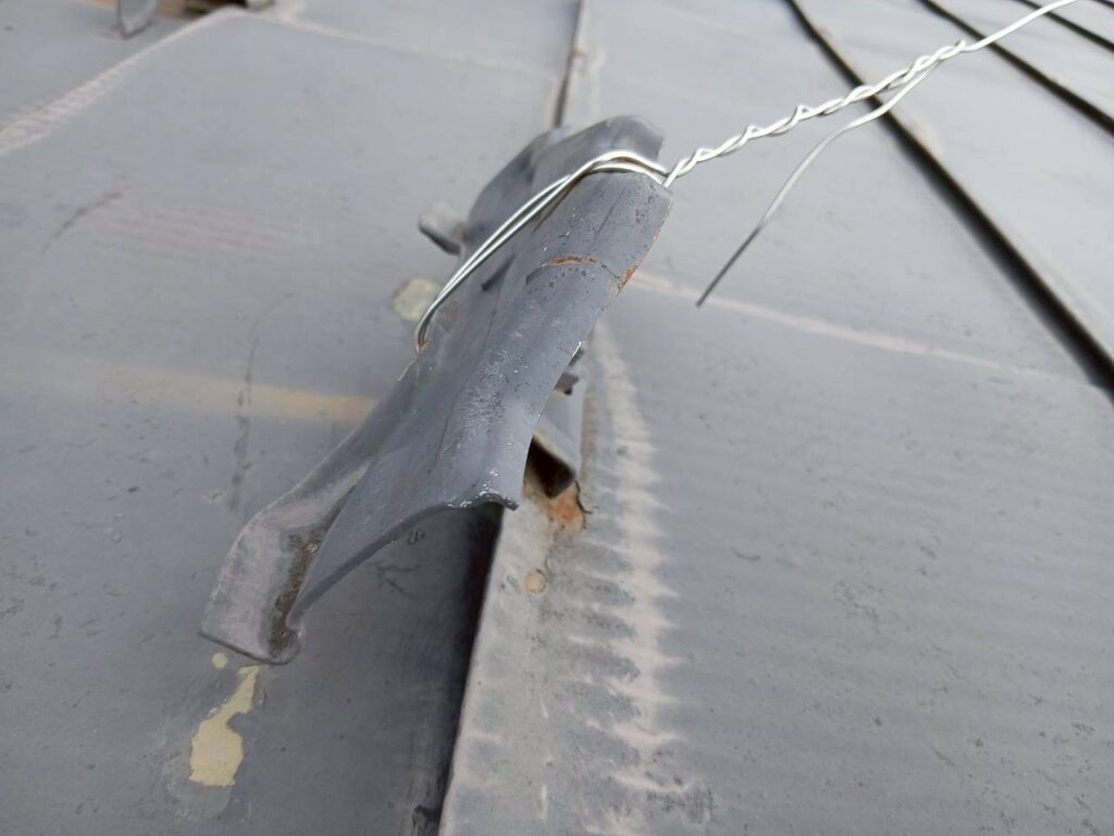 雪止め金具が浮き上がり今にも外れそうになっている交換前の屋根