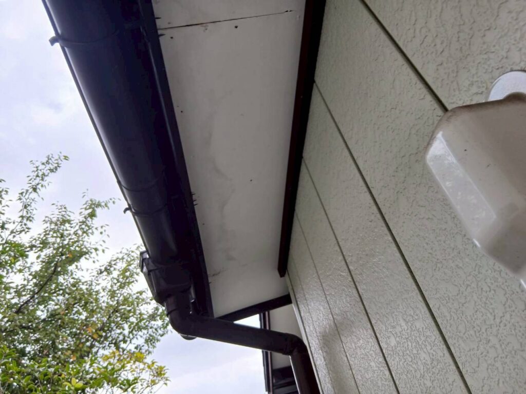 雨漏りにより軒天井に雨染みが出ている様子（仙台市青葉区）