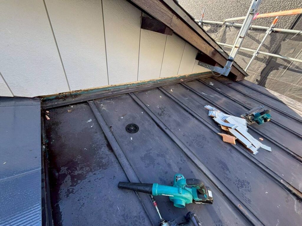  屋根部分カバー工事開始｜壁水切りや雪止め金具など役物を撤去