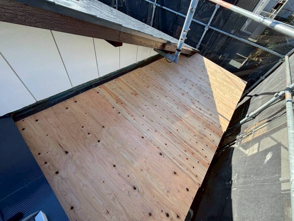 雨漏り対策として屋根下地に合板を張って補強している施工写真