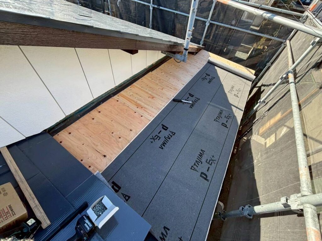  TAJIMA PカラーEX＋を使用してルーフィングを施工している様子