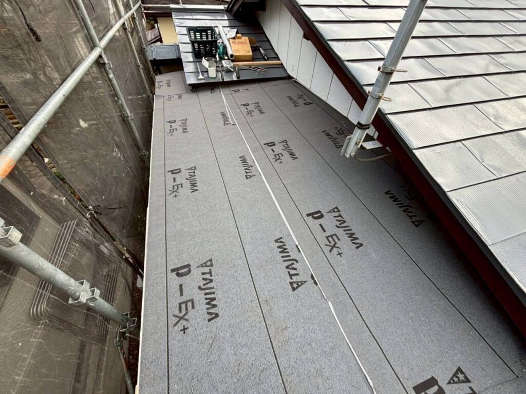 ルーフィング施工が完了した屋根下地の状態（仙台市青葉区）