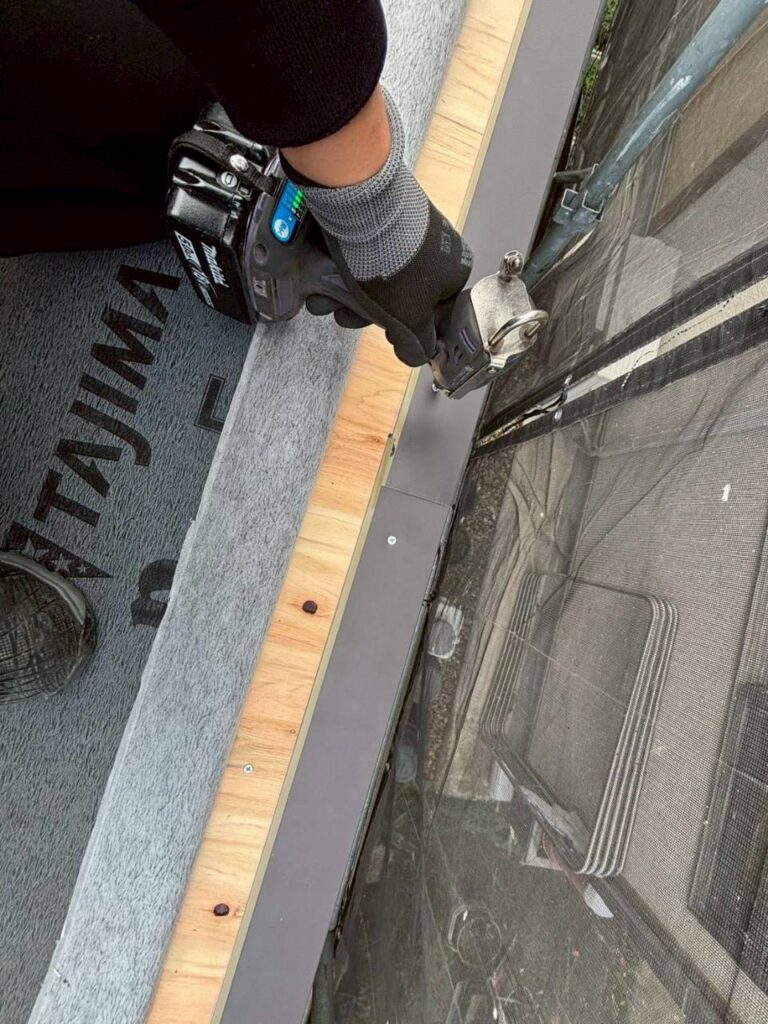 ケラバ板金を取り付けて雨水を軒先へ流す施工写真