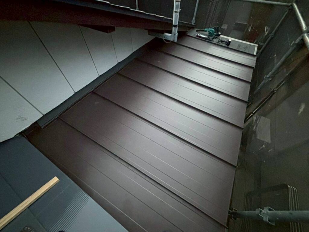 部分カバー工事で新しい屋根材を取り付けている施工写真