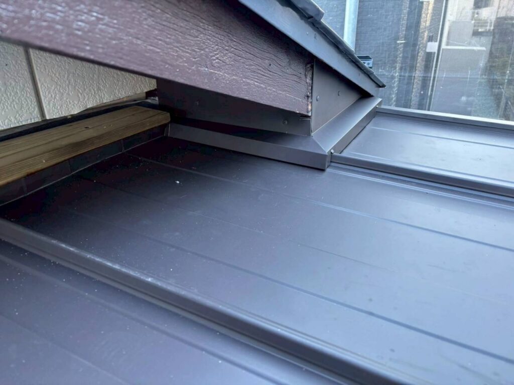 破風取り合い部分に板金を取り付けて雨水侵入を防ぐ施工写真
