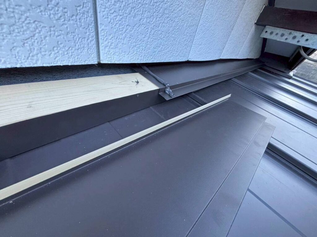 壁水切りを取り付けて壁内側で立ち上げた雨仕舞い施工（仙台市青葉区）