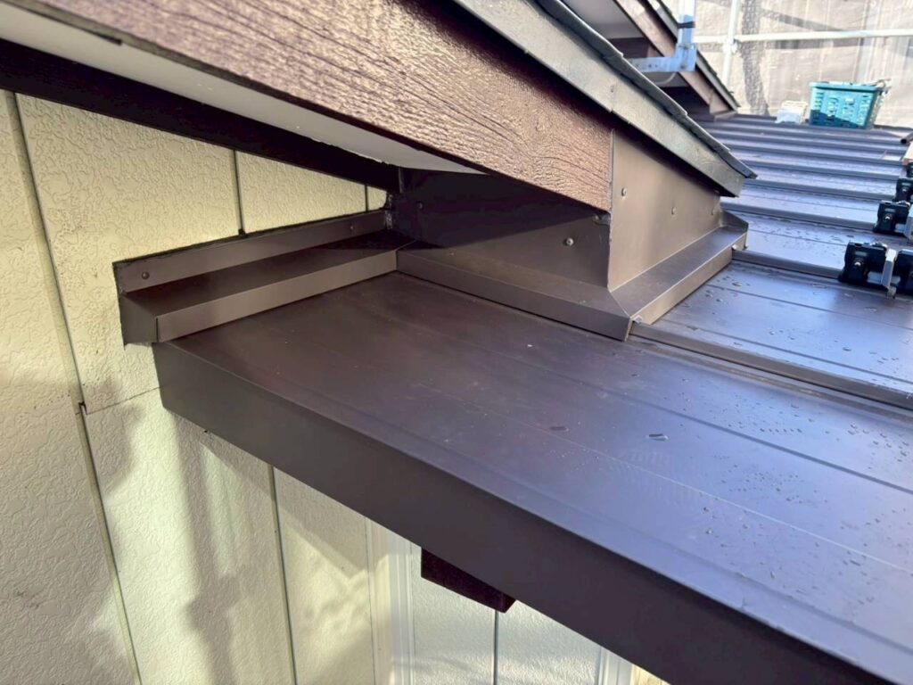 破風・壁まわり板金の継ぎ目にコーキング処理が完了した状態