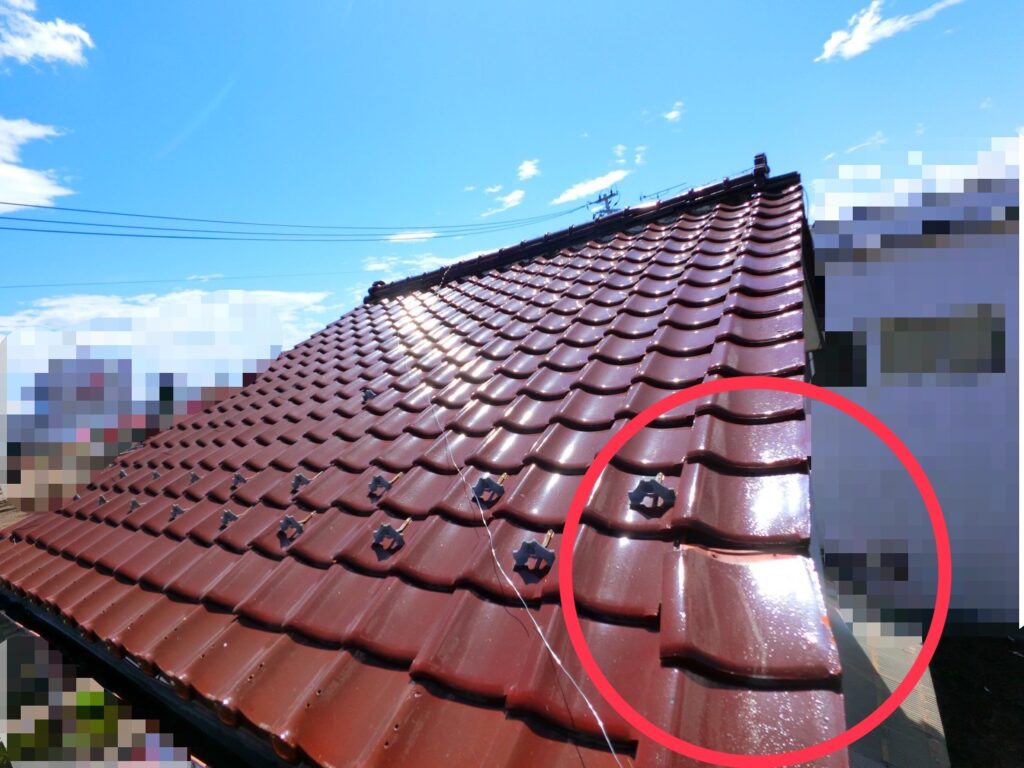 仙台市の住宅で確認された瓦屋根のズレ。端部の瓦が本来の位置からずれ、雨水の侵入リスクが高まっている状態