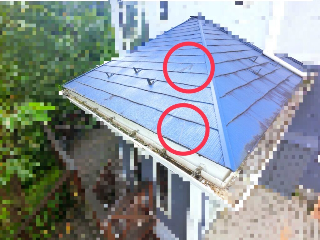 仙台市の住宅で見られるスレート屋根の軽微なヒビ割れの状態。表面に細いクラックが入っているが欠けはない