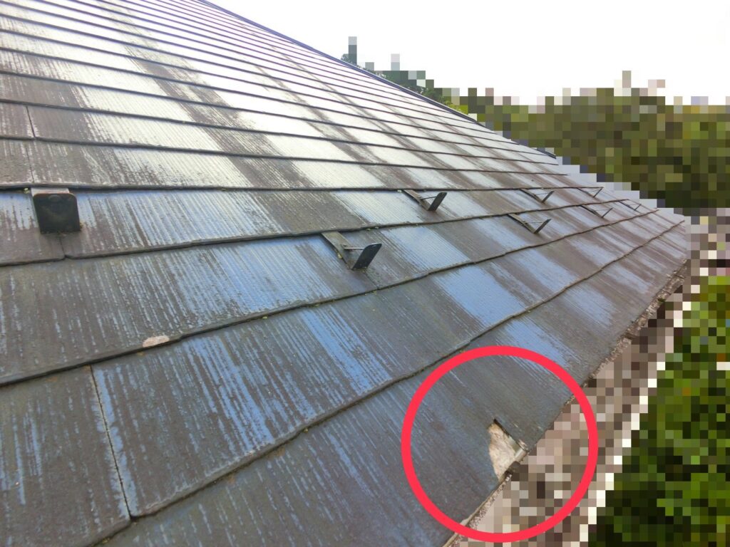 仙台市のスレート屋根で発生した屋根材の剥がれ。下地が露出している危険な状態