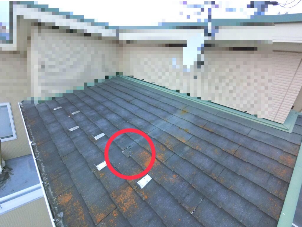 仙台市の住宅におけるスレート屋根の欠け。屋根材の一部が破損している状態