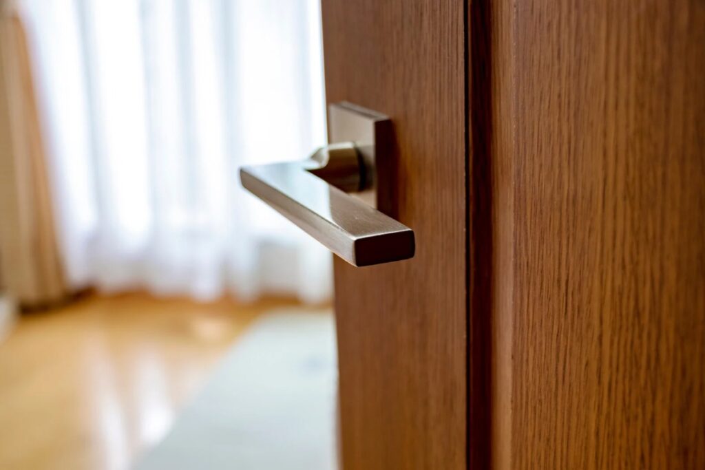 室内ドアを手で開けている様子｜スムーズな開閉状態のイメージ