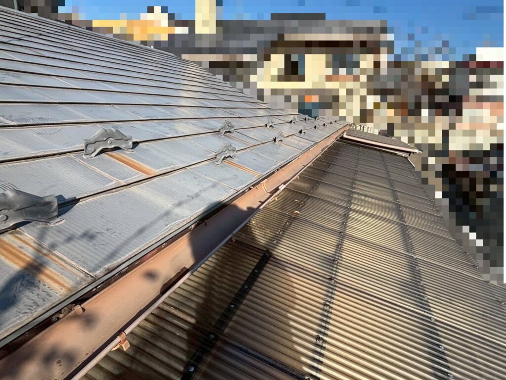 苔やカビが発生し劣化した波板の施工前の状態｜仙台市青葉区 波板交換工事