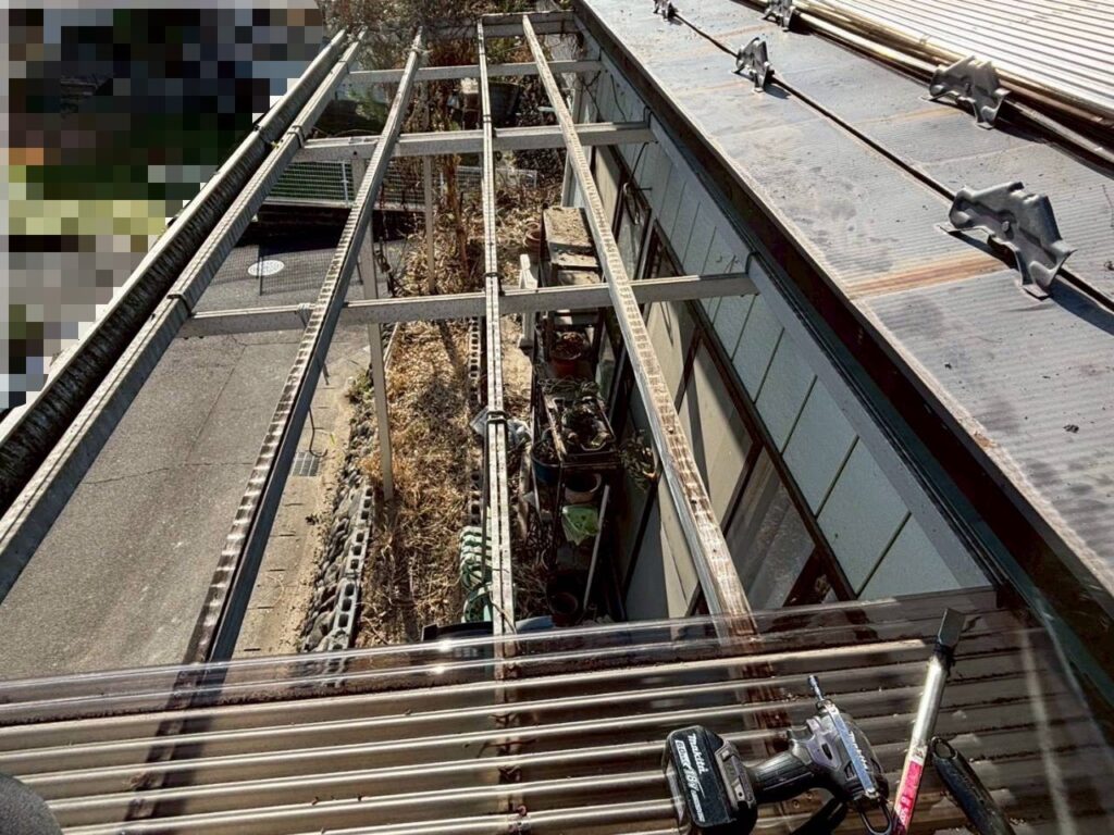 劣化した波板を撤去している解体作業の様子｜仙台市青葉区 波板交換工事