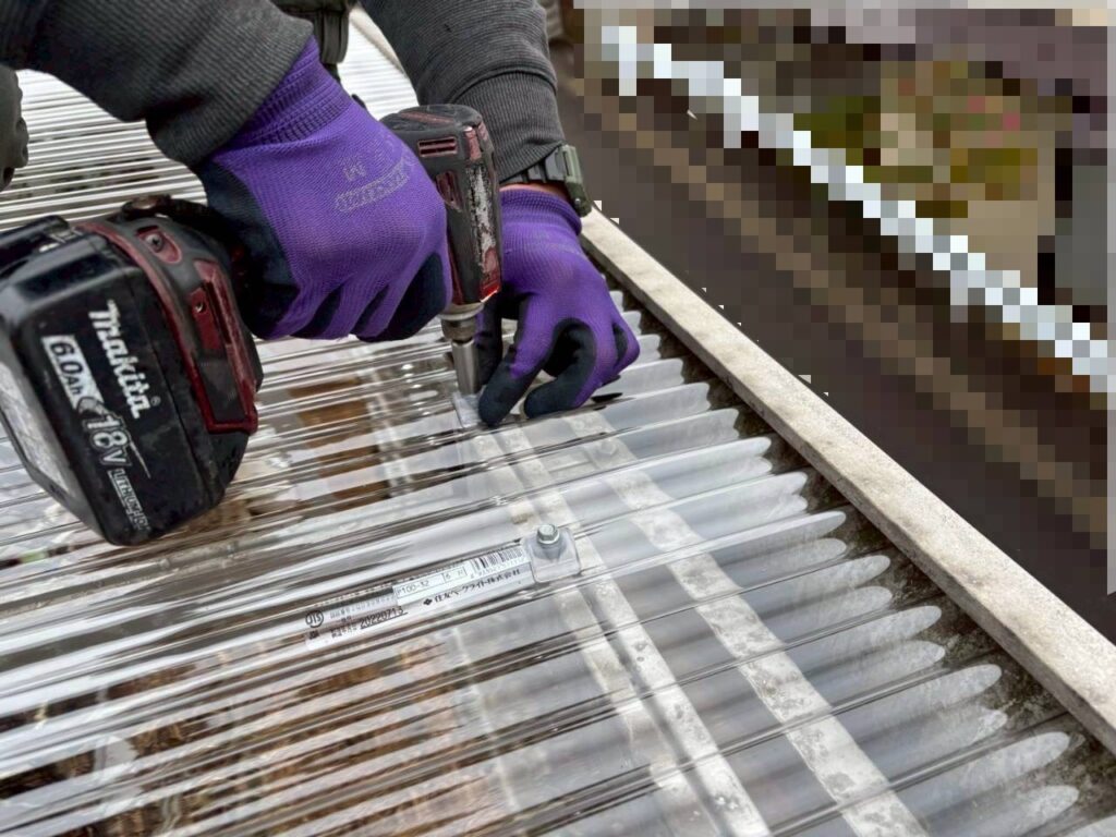 波板専用の傘ビスで新しい波板を固定する作業｜仙台市青葉区 波板交換工事