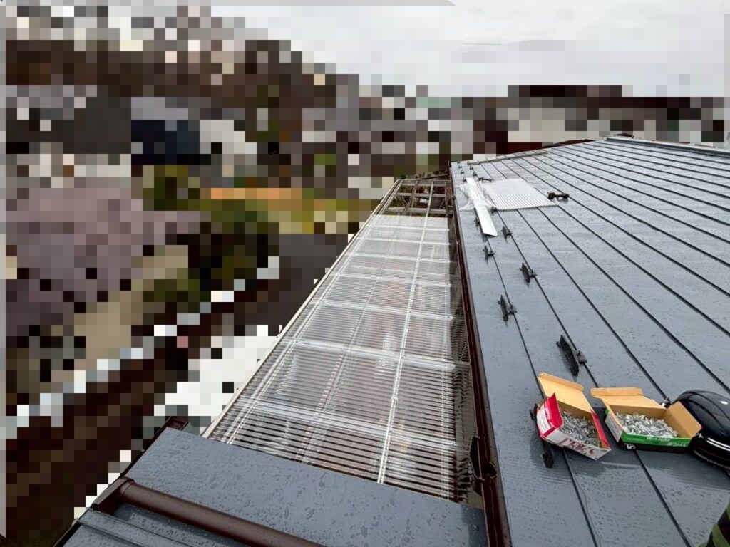 新しい波板を位置調整しながら取り付けている施工中の様子｜仙台市青葉区