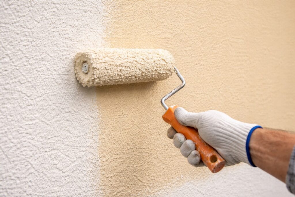 外壁塗装のローラー施工イメージ｜下塗り・中塗り作業を行う手元のアップ写真